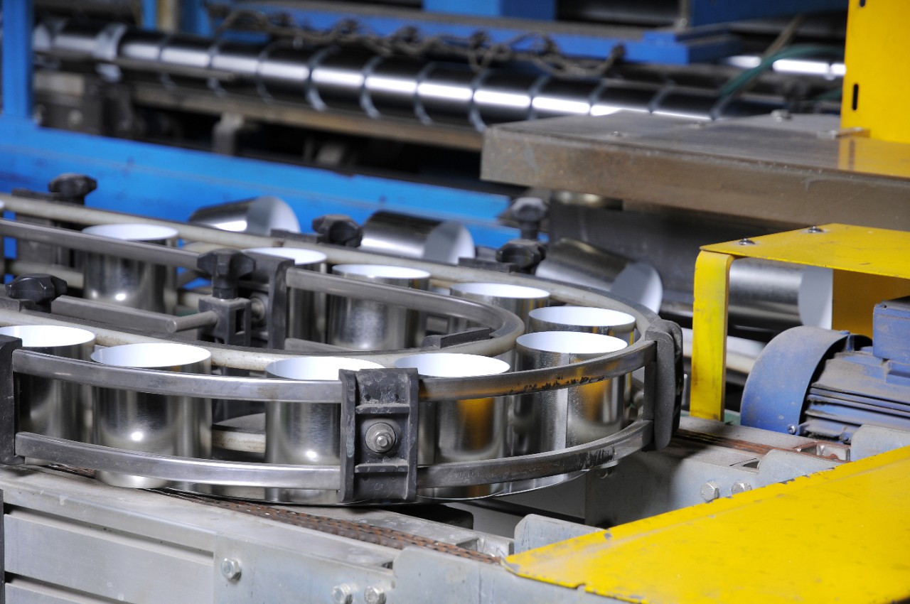 оборудование для производства жестяных банок. металлы для изготовления консервных банок. производство жестяной банки. алюминиевые консервные банки. производство жестяной банки.