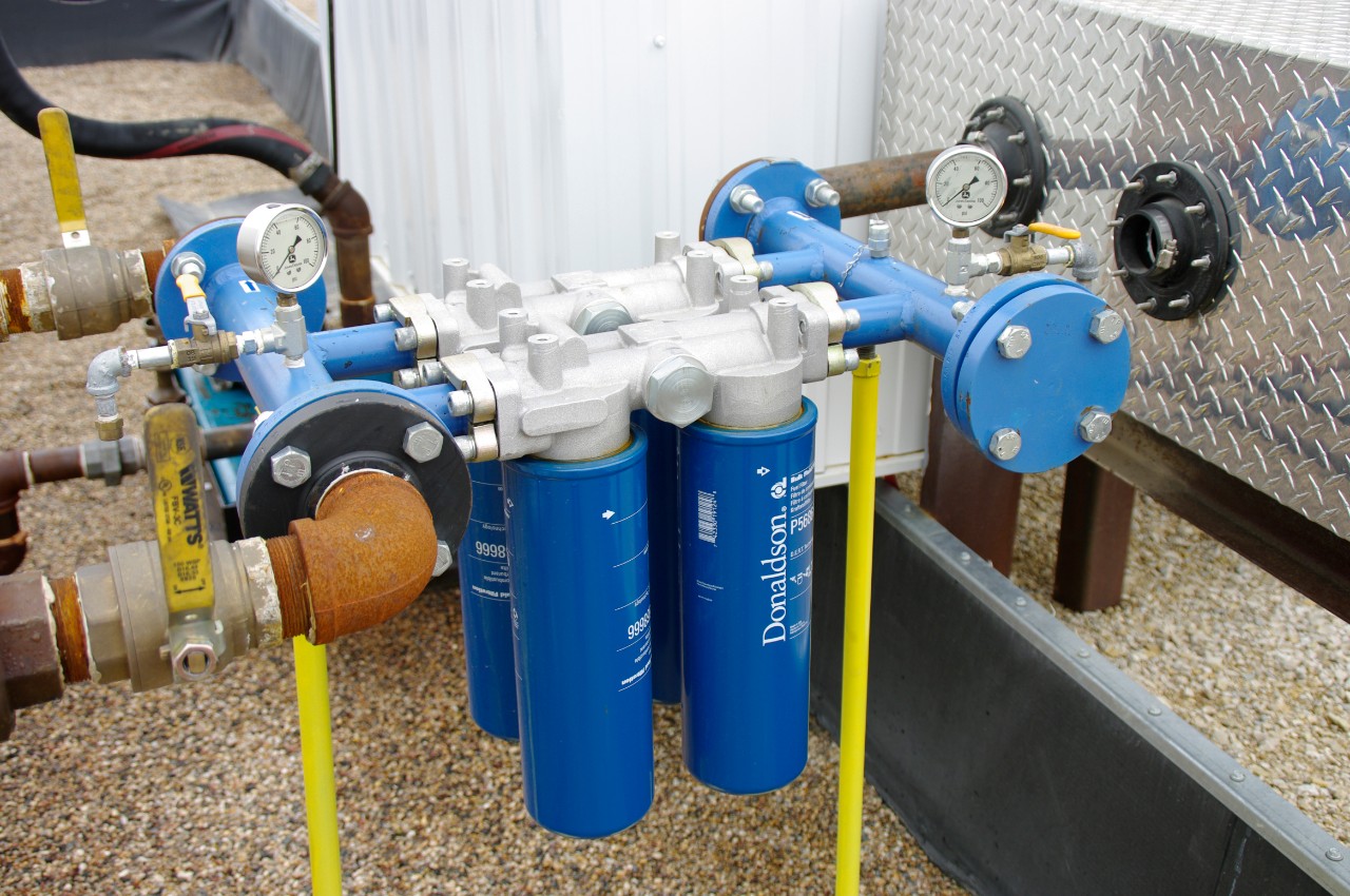 Sauber: Verteiler mit vier Filtern an den Entladepunkten, die den Diesel bis zur angestrebten Sauberkeit reinigen, bevor er in die Tanks von Popp gelangt.