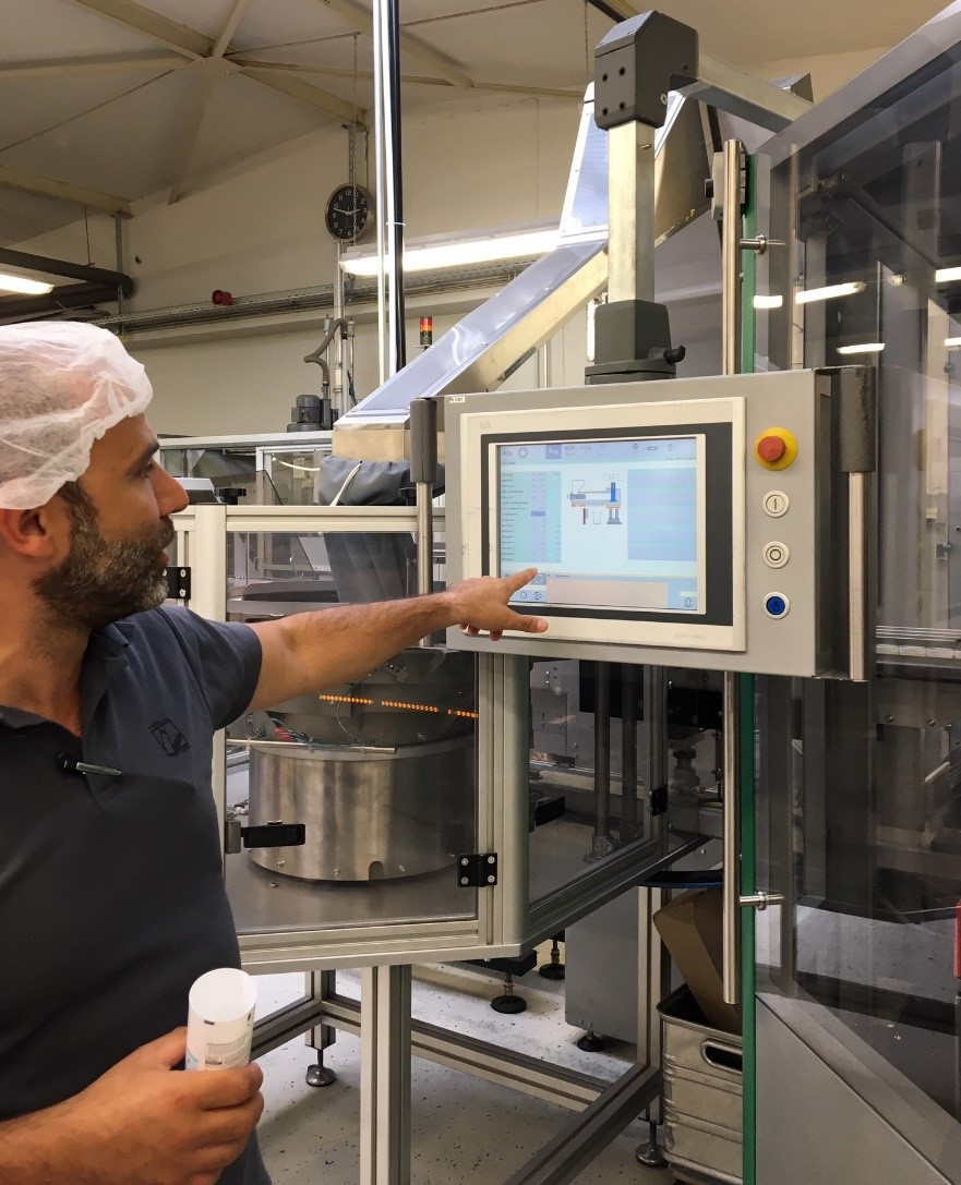 Head of Production Nicolo Gagliardi explains the control technology and pneumatics of the Alltub laminate tube production line.