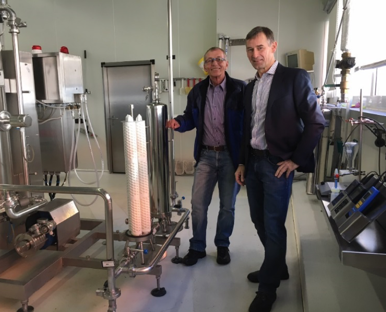 Figura 2: Karl Sickau, director de Lebensgutquelle (izquierda), con Thomas Karollus, ingeniero de ventas de Donaldson, cerca de la línea de embotellado.