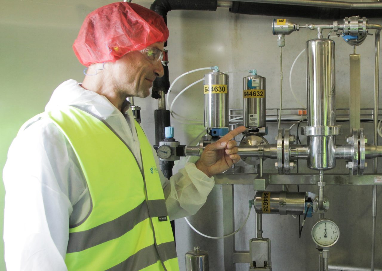 Thomas Karollus, ingénieur commercial chez Donaldson, explique la technologie de filtration dans la salle des cuves. Le filtre stérile (P)-SRF C garantit des taux de rétention et une durée de vie élevés.