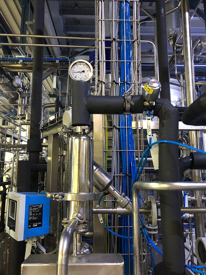 Filtre à membrane LifeTec™ PT N dans un corps de filtre PG-EG pour la filtration d'air stérile. La vapeur pour la stérilisation est fournie par la tuyauterie isolée. En centrale, un filtre à vapeur avec un élément filtrant P-GSL N garantit la qualité requise de la vapeur.