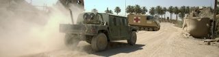 Photographies de stock : iStock-182177784.jpg Un HMMWV américain soulève la poussière en Irak.