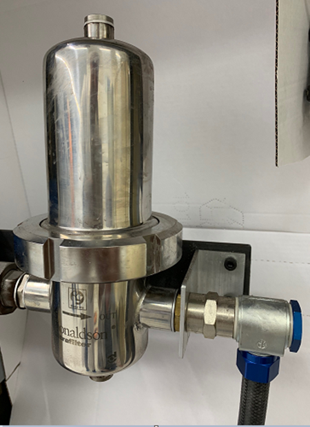 Le filtre stérile LifeTec P-SRF dans un corps de filtre P-EG 0018 au point d’utilisation d’air comprimé dans la salle blanche pendant la production de tubes. Image : Karl Höll GmbH & Co. KG