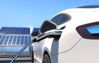 Chargement d’une voiture électrique, technologie de chargement, solution d’approvisionnement en énergie propre. Illustration en 3D.