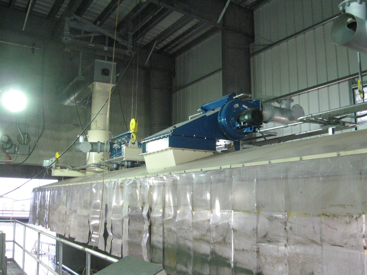 Les dépoussiéreurs à ensembles de filtres en flûte sont beaucoup plus petits que les dépoussiéreurs conventionnels, ce qui permet de les intégrer à une hotte déchargée en camion.