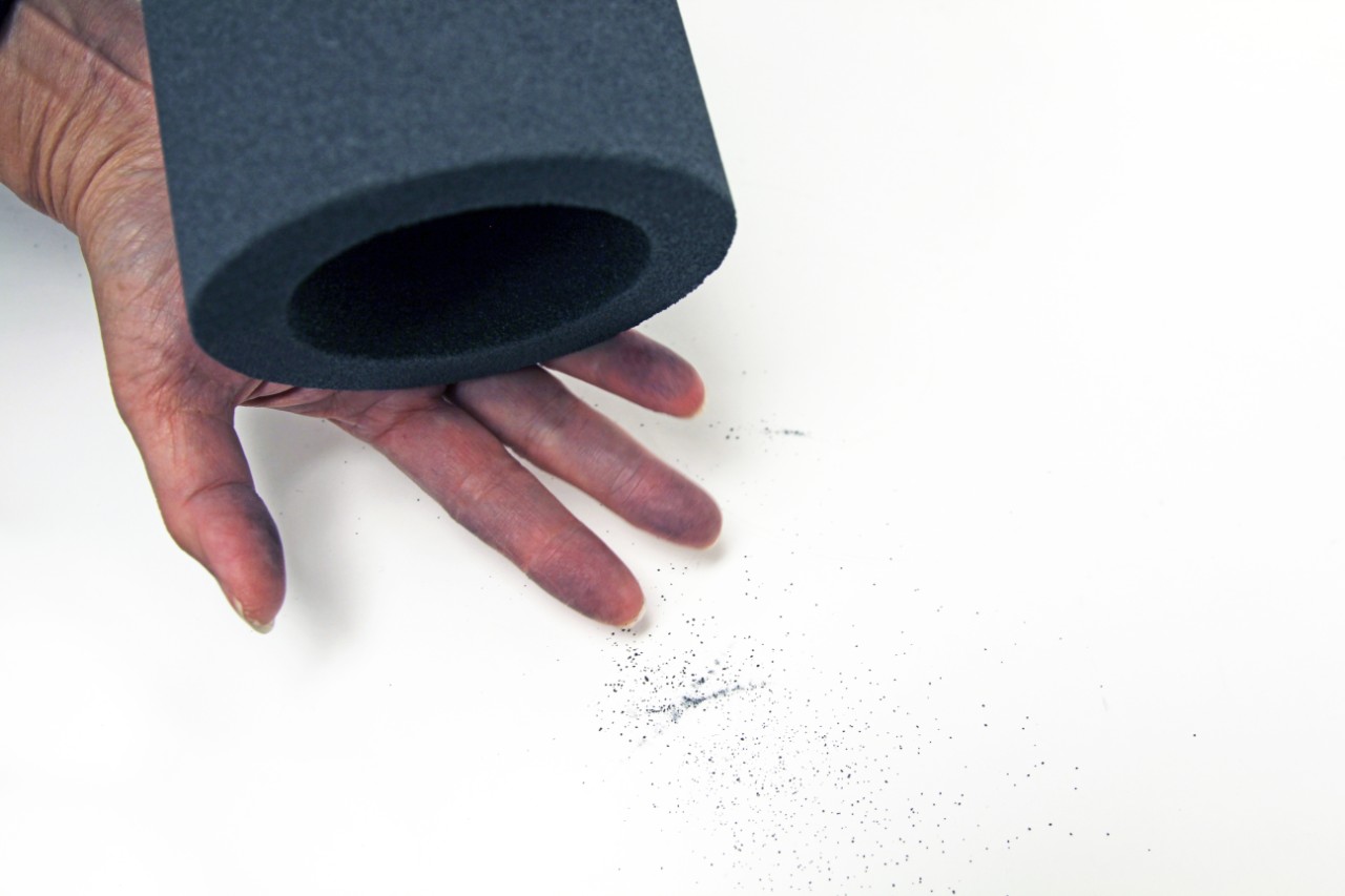 Exemple d'un tube de carbone granulé qui se débarrasse de ses particules