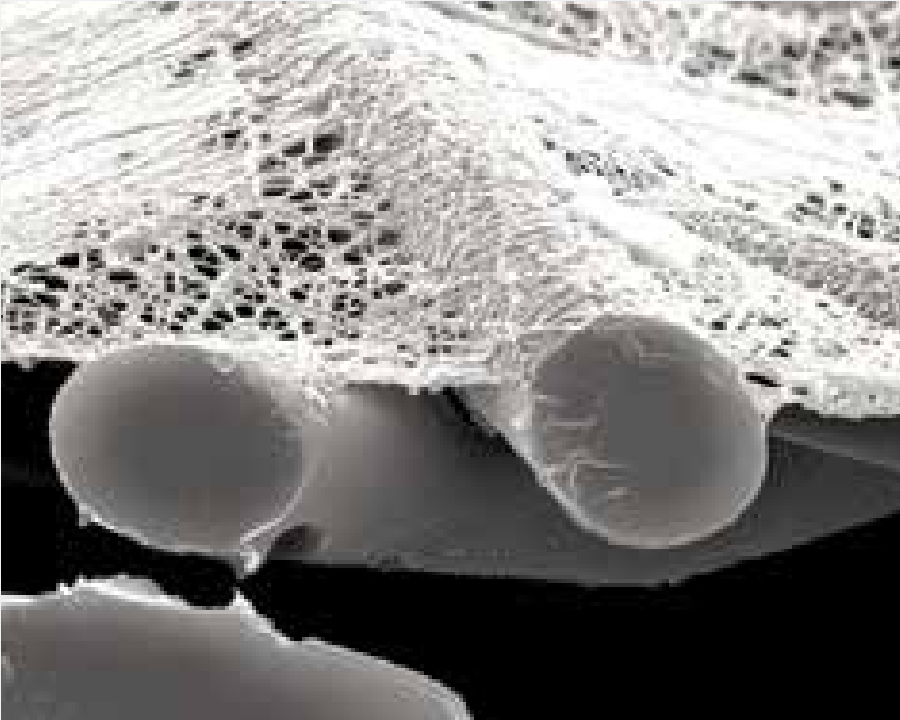 Figure 1 : Support à nanofibres d’un filtre qui recouvre le substrat. Cette configuration empêche les particules de se charger dans les profondeurs du filtre, et assure un nettoyage à contre-courant efficace pour prolonger la durée de vie du filtre.