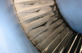 Figure 1 : Les palettes directrices d’entrée d’air (à gauche) après 1 200 heures de filtration à efficacité inférieure (Er2), comparées aux mêmes palettes directrices d’entrée d’air (à droite) après 5 000 heures avec une filtration à efficacité plus élevée (Er5)