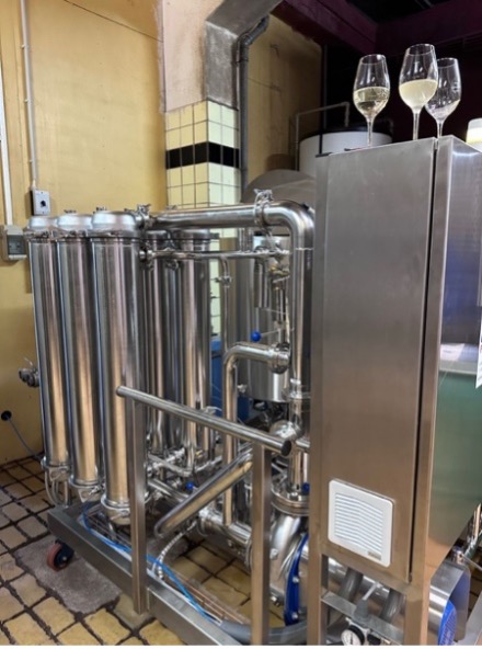 Sistema di filtrazione a flusso incrociato presso Lővér Pince di Sopron, che utilizza 6 moduli