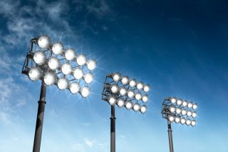 iStock_000014577184_XXXLarge; tre set di luci da stadio al crepuscolo