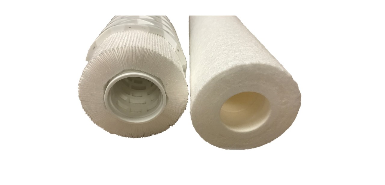 I prefiltri pieghettati (a sinistra) presentano più tessuto nello stesso spazio rispetto a un filtro soffiato a fusione (a destra). La superficie più estesa offre una migliore cattura e allunga la vita utile del filtro.