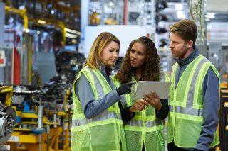 Tre persone in uno stabilimento di produzione