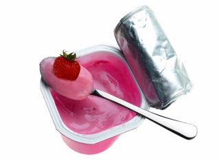 ストックフォト: iStock_000005951396Large_wstrawberry_97929310 白背景のプラスチック箱に入ったヨーグルト