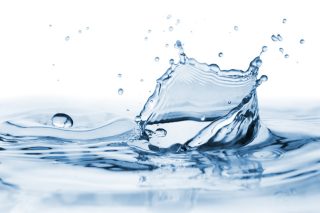 水面上の雫と透明な美しい水しぶきストックフォト：iStock-648721172.jpg