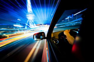 iStock_000018050430_フル；夜景の中を走る車