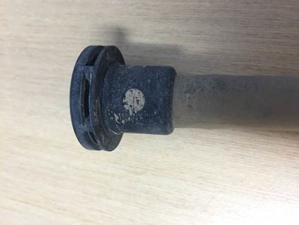 Rys. 3: po testach na dystansie 161 000 km / 100 000 mil wentylacja układu przeniesienia napędu firmy Donaldson nie wykazuje oznak uszkodzeń i przewyższa wymogi standardów testowych pod względem przepływu powietrza, penetracji zanieczyszczeń i blokowania oleju na membranie.