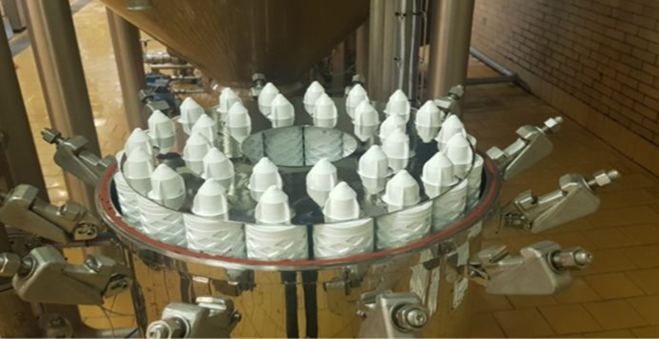 Filtragem tipo trap: a carcaça de aço inoxidável multi-redondo PF-EG está equipada com elementos filtrantes de 30” da série LifeTec PP 100 N e foi projetada para uma vazão de 600 hl/h (377 bl).