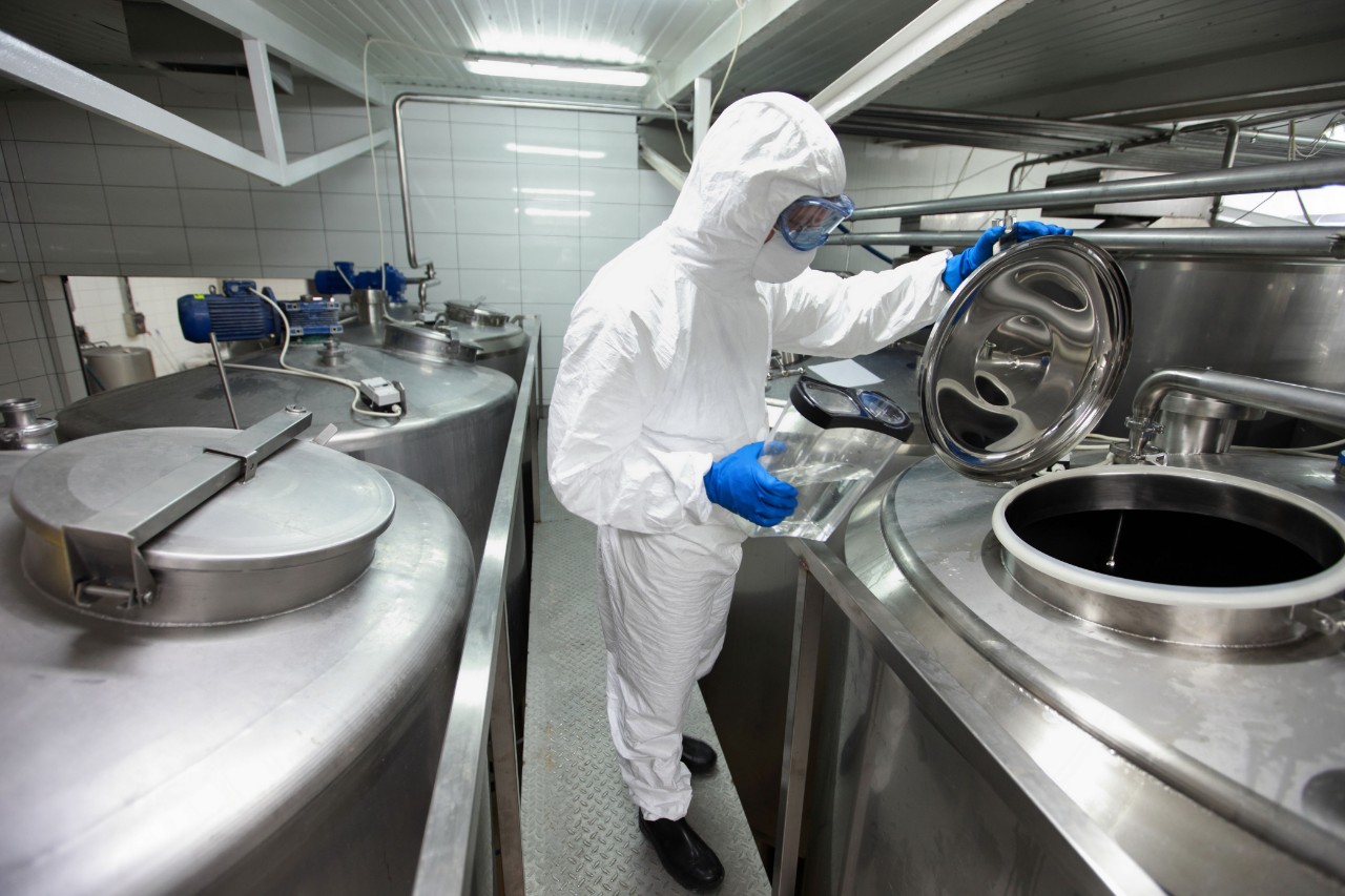 Homem em uma fábrica de processamento