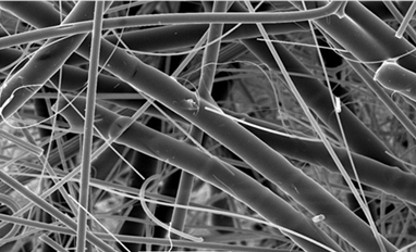 Figura 7: Comparação entre elementos filtrantes de separação de ar e óleo limpos (à esquerda) e elementos contaminados (à direita).
