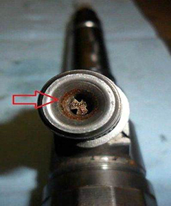 Desgaste do injetor devido a água no combustível.