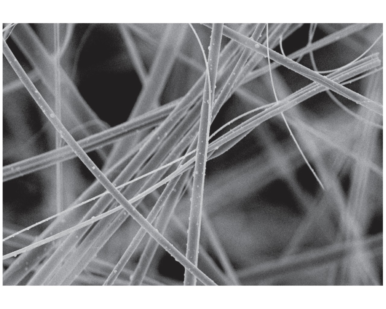  Figura 2. Imagem de microscopia eletrônica de varredura (MEV) de um meio filtrante totalmente vítreo e livre de resina, ampliada 1.000 vezes. 