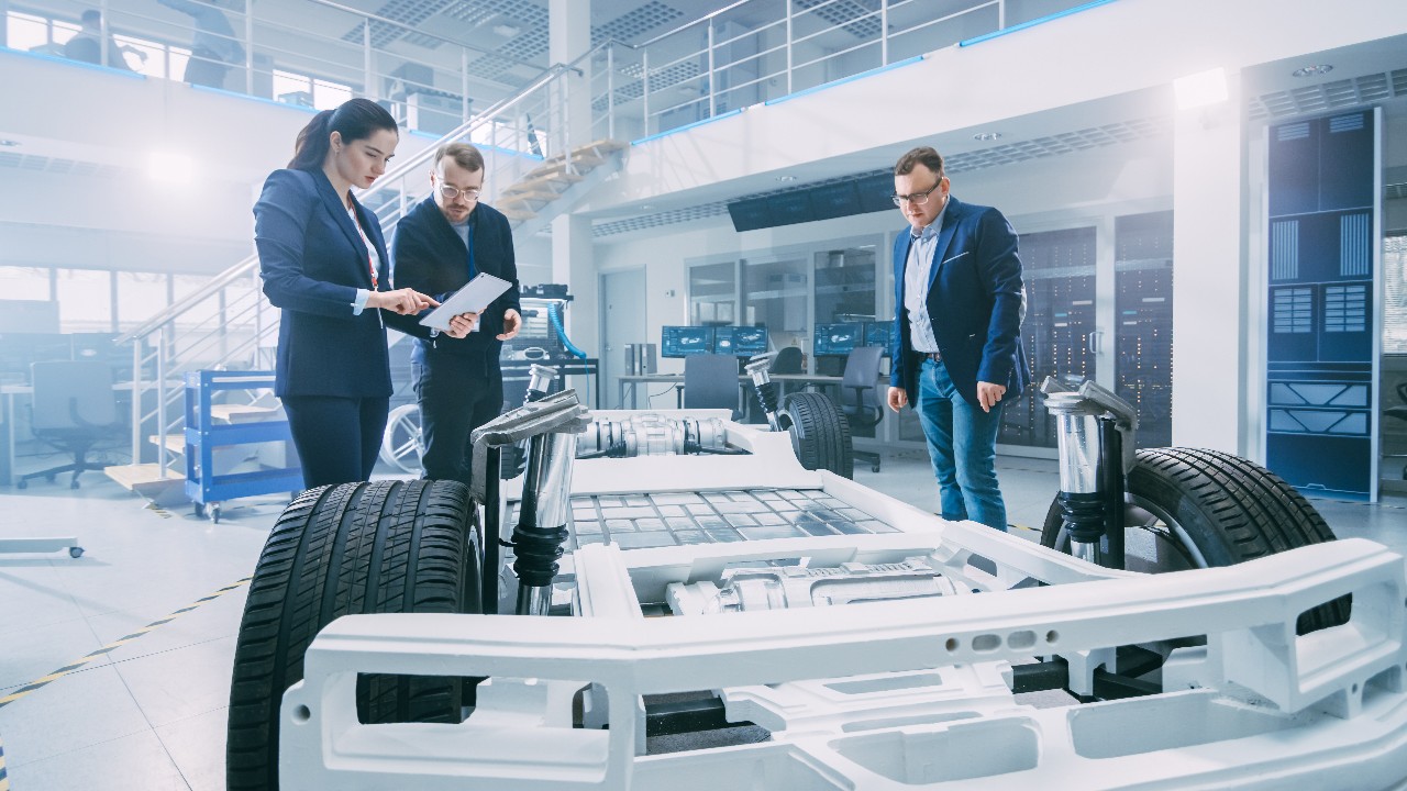 Инженеры осматривают шасси электромобиля